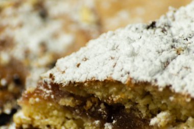 tatlı bir kek üzerinde çilek reçeli ile doldurulmuş lezzetli tatlı