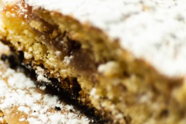 tatlı bir kek üzerinde çilek reçeli ile doldurulmuş lezzetli tatlı