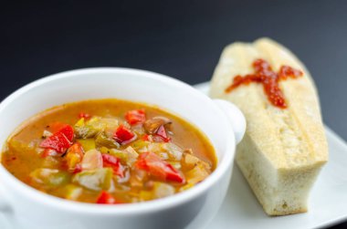 Bir beyaz seramik kase lezzetli bir güveç bir tabut, Halloween gıda şeklinde ekmek ile servis