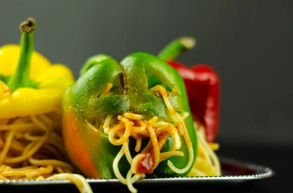 Color Pimientos Rellenos Con Caras Corte Miedo Comida Fiesta Halloween — Foto de Stock