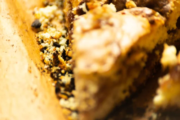 Tatlı Bir Kek Üzerinde Çilek Reçeli Ile Doldurulmuş Lezzetli Tatlı — Stok fotoğraf