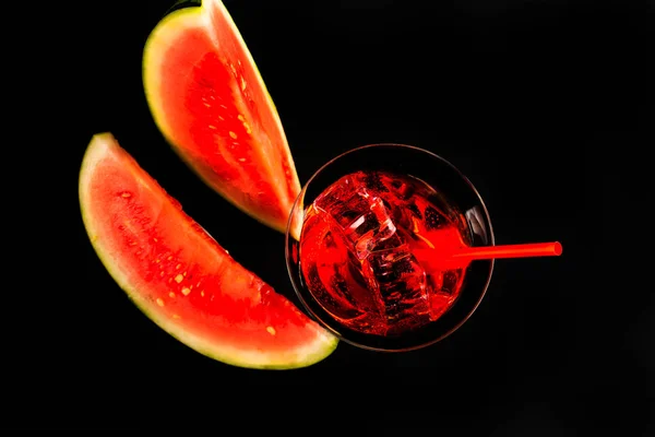 Bebida Refrescante Roja Sobre Base Sandía Sobre Fondo Negro Noche — Foto de Stock