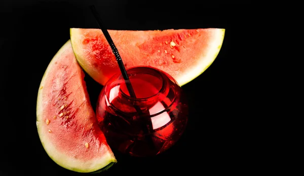 Bebida Refrescante Roja Sobre Base Sandía Sobre Fondo Negro Noche — Foto de Stock