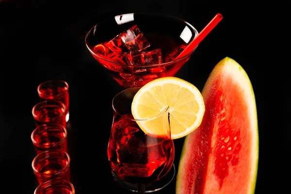 Red Verfrissende Drankje Basis Van Watermeloen Een Zwarte Achtergrond Feestavond — Stockfoto