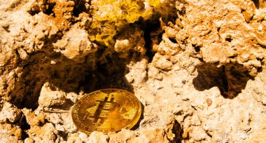 Kripto Döviz altın Bitcoin, Btc, Bitcoin makro çekim kaya arka planda, bitcoin incelemesi kavramı paralar.