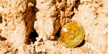Kripto Döviz altın Bitcoin, Btc, Bitcoin makro çekim kaya arka planda, bitcoin incelemesi kavramı paralar.