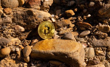 Kripto Döviz altın Bitcoin, Btc, Bitcoin makro çekim kaya arka planda, bitcoin incelemesi kavramı paralar.