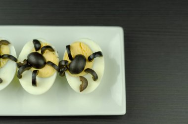 Cadılar Bayramı partisi, yaratıcı yiyecekler uygulama, korkutucu için yumurta yarım zeytin örümcekler ile komik snack