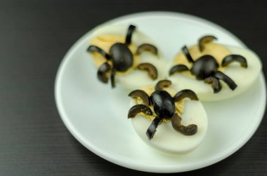 Cadılar Bayramı partisi, yaratıcı yiyecekler uygulama, korkutucu için yumurta yarım zeytin örümcekler ile komik snack