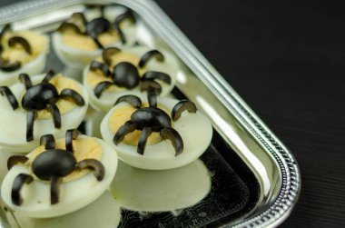Cadılar Bayramı partisi, yaratıcı yiyecekler uygulama, korkutucu için yumurta yarım zeytin örümcekler ile komik snack