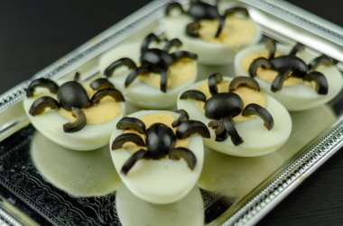 Cadılar Bayramı partisi, yaratıcı yiyecekler uygulama, korkutucu için yumurta yarım zeytin örümcekler ile komik snack