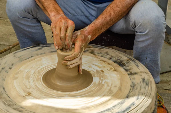 Gros Plan Des Mains Artiste Créer Pot Argile Méthode Traditionnelle — Photo