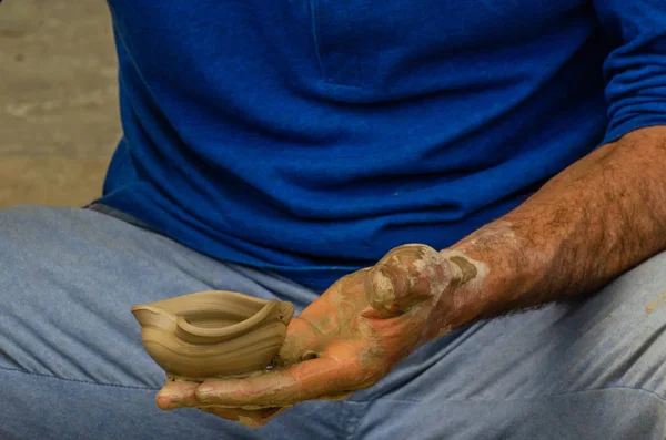 Zbliżenie Dłoni Artysty Tworzenia Glinianych Garnku Tradycyjne Metody Tworzenia Produktów — Zdjęcie stockowe
