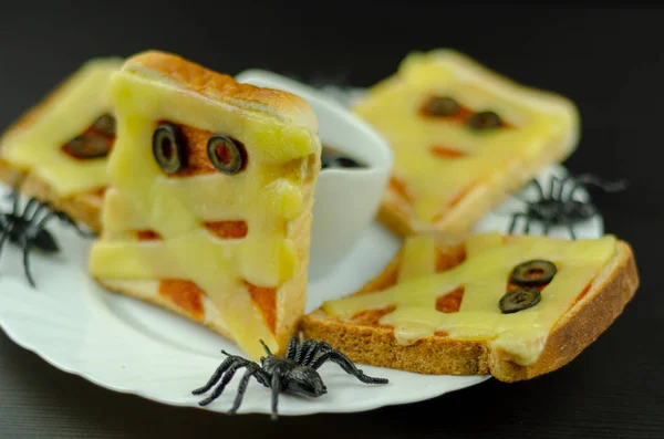 funny sandwiches with mummy for a halloween party, creative serving of food, scary