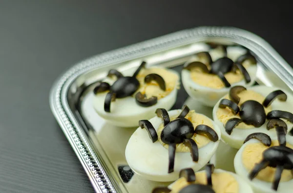 Snack Divertido Con Arañas Olivo Mitades Huevo Para Fiesta Halloween — Foto de Stock