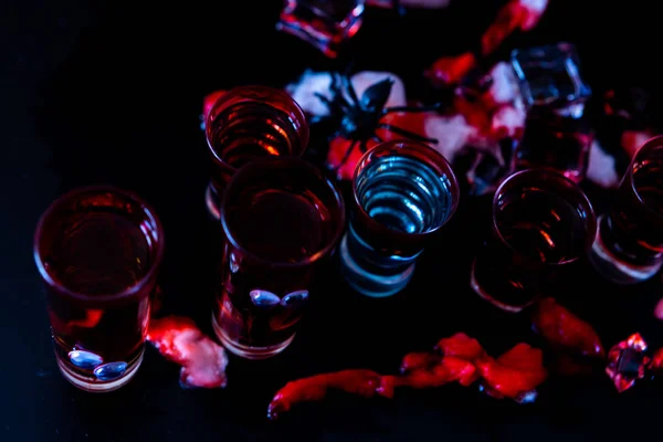 Жуткие Коктейли Хэллоуин Кровью Пауками Кубиками Льда Напитки Вечеринке — стоковое фото