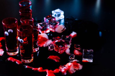ürpertici halloween parti kokteyller ile kan, örümcekler ve buz küpleri, içki partisinde