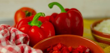 Gulaş chorizo sosis, İspanyol geleneksel yemeği, yemek yemek için taze malzemelerle hazırlanan