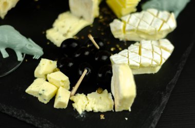 Bir Cadılar Bayramı partisi, korkunç gıda, eğlence için özel bir form peynir bir dizi servis