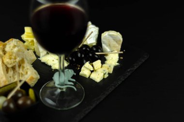 Bir Cadılar Bayramı partisi, korkunç gıda, eğlence için özel bir form peynir bir dizi servis