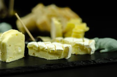 Bir Cadılar Bayramı partisi, korkunç gıda, eğlence için özel bir form peynir bir dizi servis