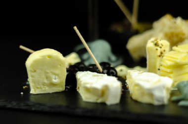 Bir Cadılar Bayramı partisi, korkunç gıda, eğlence için özel bir form peynir bir dizi servis