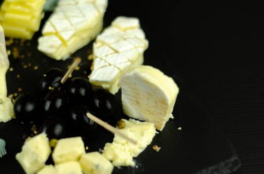 Bir Cadılar Bayramı partisi, korkunç gıda, eğlence için özel bir form peynir bir dizi servis