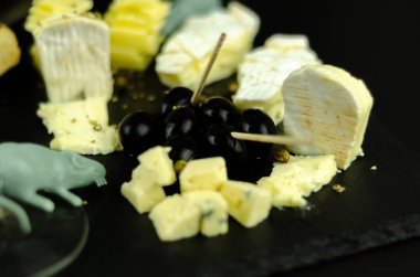 Bir Cadılar Bayramı partisi, korkunç gıda, eğlence için özel bir form peynir bir dizi servis