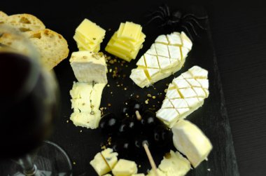 Bir Cadılar Bayramı partisi, korkunç gıda, eğlence için özel bir form peynir bir dizi servis