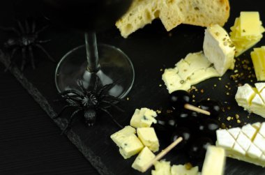 Bir Cadılar Bayramı partisi, korkunç gıda, eğlence için özel bir form peynir bir dizi servis