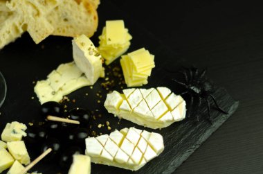 Bir Cadılar Bayramı partisi, korkunç gıda, eğlence için özel bir form peynir bir dizi servis