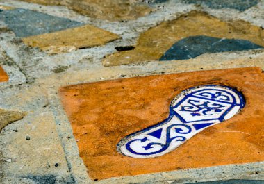 insan ayağı, tarihsel bir İspanyol kasabasında, Turizm Turizm izi boyunca önde gelen bir dekoratif unsur yansıması unsuru ile seramik karo