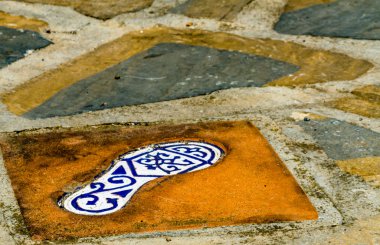 insan ayağı, tarihsel bir İspanyol kasabasında, Turizm Turizm izi boyunca önde gelen bir dekoratif unsur yansıması unsuru ile seramik karo