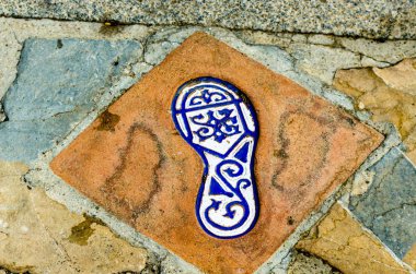 insan ayağı, tarihsel bir İspanyol kasabasında, Turizm Turizm izi boyunca önde gelen bir dekoratif unsur yansıması unsuru ile seramik karo