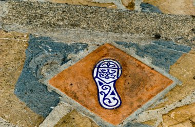 insan ayağı, tarihsel bir İspanyol kasabasında, Turizm Turizm izi boyunca önde gelen bir dekoratif unsur yansıması unsuru ile seramik karo