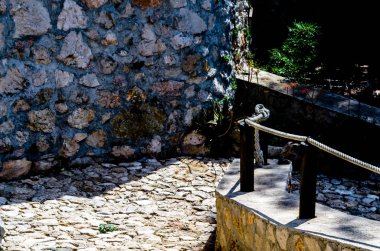 turist yolu dağlık bir İspanyol kasabasında, trafiğe kapalı bir iz bir ip ile aktif dinlenme güvenli