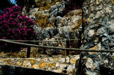 turist yolu dağlık bir İspanyol kasabasında, trafiğe kapalı bir iz bir ip ile aktif dinlenme güvenli