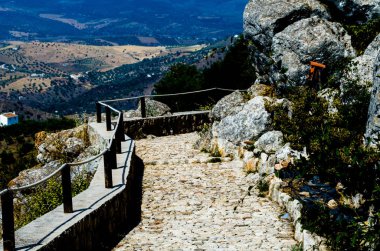 turist yolu dağlık bir İspanyol kasabasında, trafiğe kapalı bir iz bir ip ile aktif dinlenme güvenli