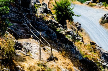 turist yolu dağlık bir İspanyol kasabasında, trafiğe kapalı bir iz bir ip ile aktif dinlenme güvenli