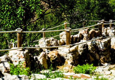 turist yolu dağlık bir İspanyol kasabasında, trafiğe kapalı bir iz bir ip ile aktif dinlenme güvenli