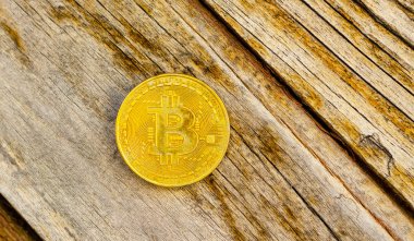 Kripto Döviz altın Bitcoin, Btc, makro çekim Bitcoin ahşap arka plan üzerinde bitcoin incelemesi kavramı paralar.
