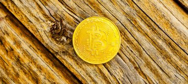 Kripto Döviz altın Bitcoin, Btc, makro çekim Bitcoin ahşap arka plan üzerinde bitcoin incelemesi kavramı paralar.