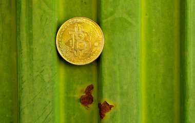 Kripto Döviz altın Bitcoin, Btc, makro çekim Bitcoin metal arka planda, bitcoin incelemesi kavramı paralar.