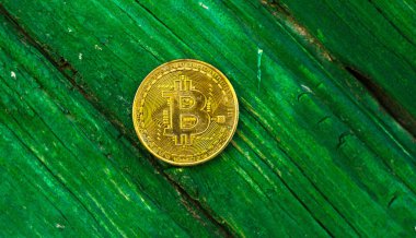 Kripto Döviz altın Bitcoin, Btc, makro çekim Bitcoin ahşap arka plan üzerinde bitcoin incelemesi kavramı paralar.