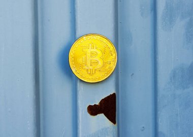 Kripto Döviz altın Bitcoin, Btc, makro çekim Bitcoin metal arka planda, bitcoin incelemesi kavramı paralar.