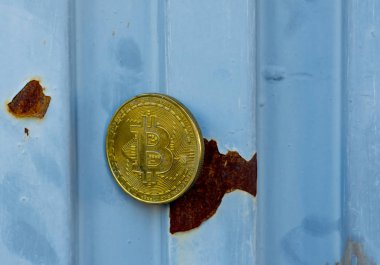 Kripto Döviz altın Bitcoin, Btc, makro çekim Bitcoin metal arka planda, bitcoin incelemesi kavramı paralar.