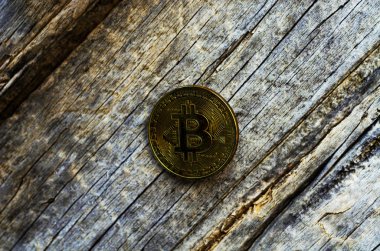 Kripto Döviz altın Bitcoin, Btc, makro çekim Bitcoin ahşap arka plan üzerinde bitcoin incelemesi kavramı paralar.