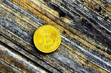 Kripto Döviz altın Bitcoin, Btc, makro çekim Bitcoin ahşap arka plan üzerinde bitcoin incelemesi kavramı paralar.