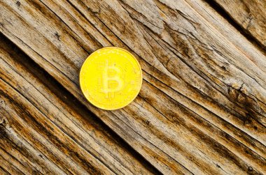 Kripto Döviz altın Bitcoin, Btc, makro çekim Bitcoin ahşap arka plan üzerinde bitcoin incelemesi kavramı paralar.