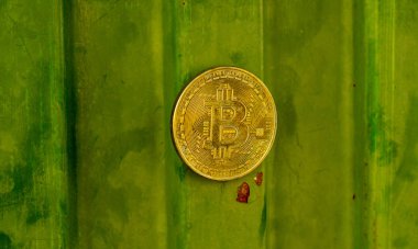 Kripto Döviz altın Bitcoin, Btc, makro çekim Bitcoin metal arka planda, bitcoin incelemesi kavramı paralar.